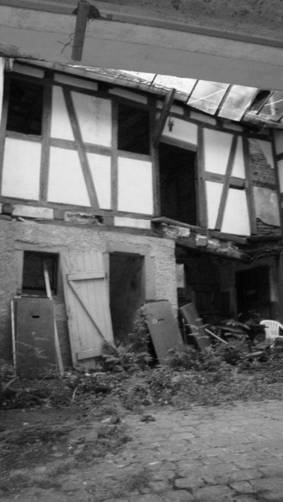 Innenhof und Fachwerk vor der Sanierung